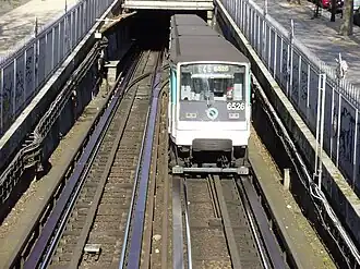 Rame MP 73 quittant la station et se dirigeant vers Nation.