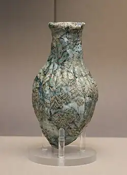 Fiole en « faïence » incrustée de turquoise. Ur, XIIIe&nbsp;siècle&nbsp;av. J.-C. British Museum.
