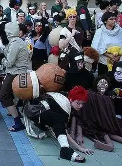 Cosplay de Gaara au centre avec les autres membres dans l'univers de la série Naruto.