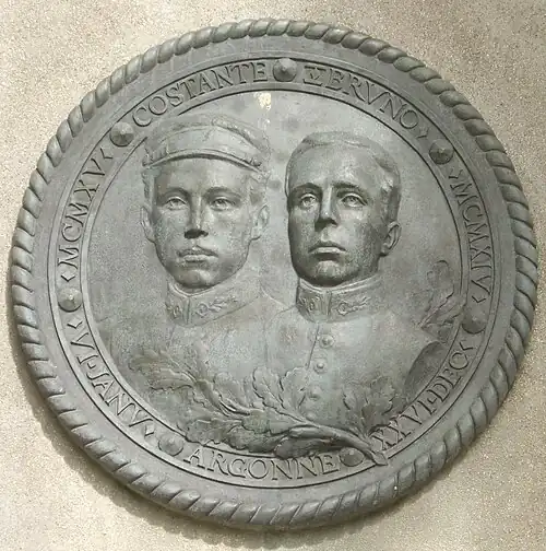 Médaillon représentant Constante et Bruno, médaillon figurant sur le monument à Giuseppe Garibaldi du square Garibaldi (15e&nbsp;arrondissement de Paris).