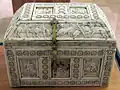 Coffret-sarcophage byzantin en ivoire à motifs mythologiques