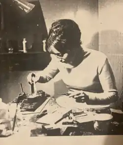 Costanza au travail à son établi vers 1963.