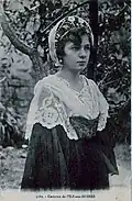 Costume traditionnel de l'Île-aux-Moines (femme) ; carte postale, vers 1920.