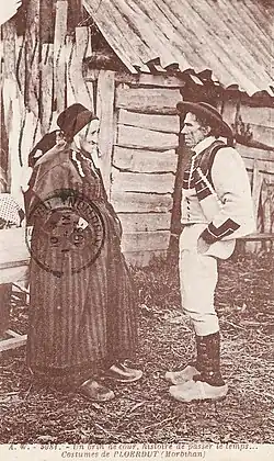 Habitants de Ploërdut en costumes traditionnels de la région vers 1910 (carte postale Armand Waron).