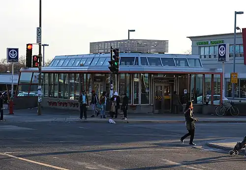 Description de l'image Cote-des-neiges metro plamondon.jpg.