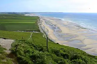 Vue de la baie de Wissant et du cap Gris-Nez au loin, depuis le cap Blanc-Nez.