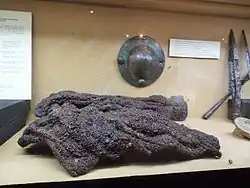 Cotte de mailles, umbo de bouclier, pointes de lances.