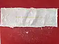 Film extérieur vu depuis l'intérieur de la couche où sont collés des cristaux anhydres. L'indicateur d'humidité est jaune.