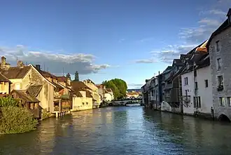 Maisons au bord de la Loue (vue depuis la passerelle).