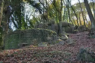 Monument allemand « Den Kameraden » inauguré le 22 août 1915 pour commémorer la bataille de la Sambre d'août 1914. Il est dynamité le 11 novembre 1919.