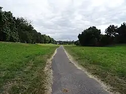 La coulée verte, au fond le centre-ville