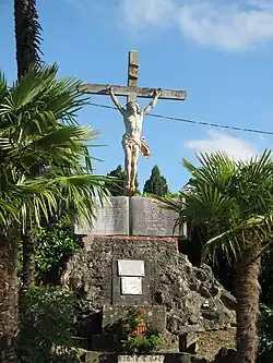 Couloumé - calvaire et monument aux morts