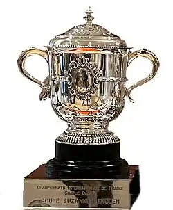 coupe en argent sur son piédestal