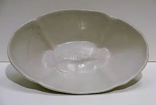 Coupe quadrilobée en grès porcelaineux à décor imprimé. Chine du Nord, IXe&nbsp;siècle, musée Guimet.