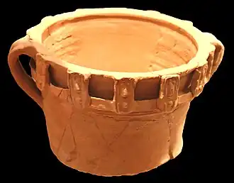 Bassin à deux anses et douze médaillons à tête humaine.