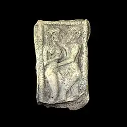 Couple enlacé sur un lit. Musée du Louvre.