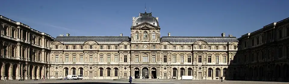 Aile Ouest de la cour carrée : l'aile Lescot est renforcée par le pavillon de l'Horloge et une aile qui l'imite.