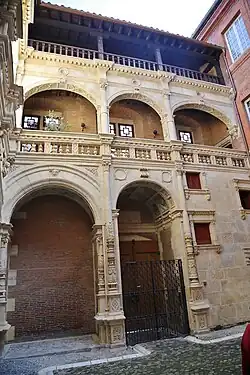 Bernuy : la galerie au-dessus du portail.