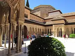 Au cœur des palais nasrides, la cour des Lions fait partie des trésors architecturaux les plus prisés de l'Alhambra.