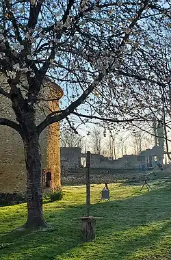 Cour du Châteauneuf-sur-Epte. Vue sur le pigeonnier et les communs.