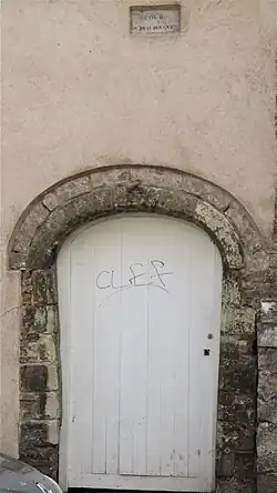 Entrée de la cour du beau bouquet