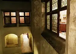 Cour intérieure du château d'Aulteribe de nuit.