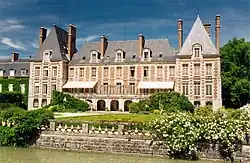 Le château côté jardin.