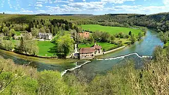 Vue générale du château et ses dépendances.