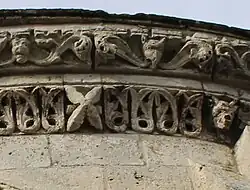 Détail des modillons du chevet : figure humaine  et animaux.