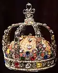La couronne de Louis XV est fermée, à l'imitation de celle des empereurs.