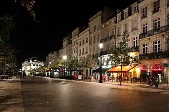Cours mis en lumière à la tombée de la nuit.