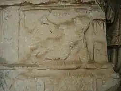 Bas relief dégradé et graffiti de 1862.