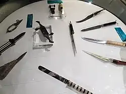 Photographie de couteaux décoratifs.