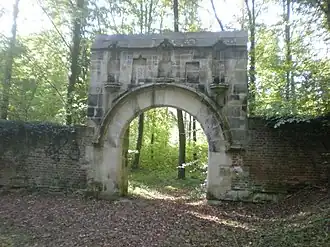 Le porche du couvent Notre-Dame-de-la-Garde, en forêt de Hez-Froidmont.