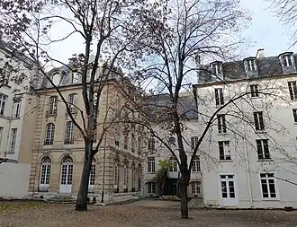 Pavillon Louis XV à gauche, église au centre, bâtiment du XVIIe&nbsp;siècle à droite.
