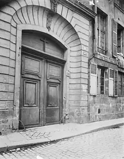 Entrée du no&nbsp;16 vers 1900 (photographie d'Eugène Atget).