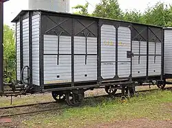 Le wagon couvert K 4044 ex-CFD Réseau du Vivarais garé au dépôt de Butry.