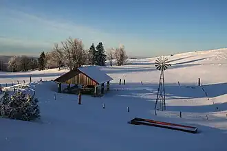 Citerne couverte et éolienne au Mont-d'Or.