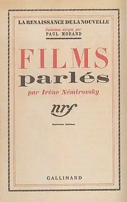 Couverture beige avec caractères noirs et rouges