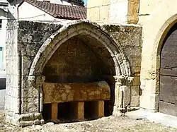 Tombeau de Templier dans un enfeu, à l'extérieur de l'église Saint-Pierre.
