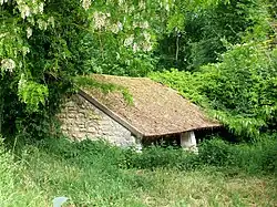 Le lavoir du Chardonneret, rue de l'Étang / quai du Chardonneret, sur l'étang du même nom.