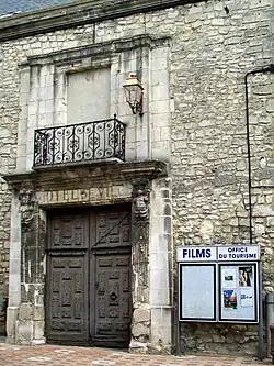 Porte et balcon ancien hôtel de ville.
