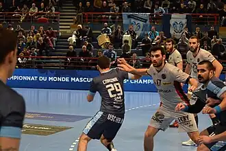 Benjamin Bataille est ici le n°17 blanc