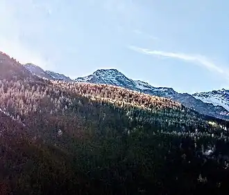 Le crêt de Longefan (enneigé) vu depuis Orelle.