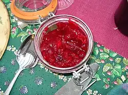 Un pot de sauce aux canneberges.