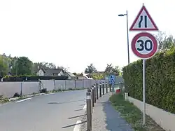 30&nbsp;km/h devant un rétrécissement de voie à Cranves-Sales.