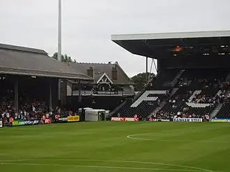 Photographie montrant une vue d'un angle du stade de Craven Cottage situé à Londres.
