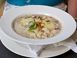 Gratin de fruits de mer créole sauce Soubise.