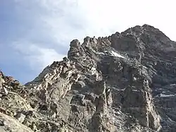 L'arête du Lion ; on aperçoit le refuge Carrel, la Grande Tour et l'arête du Coq.