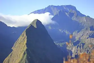 Au premier plan, la crête d'Aurère dans le cirque de Mafate.